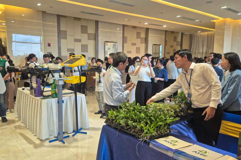 Các đơn vị trưng bày, giới thiệu các giải pháp nông nghiệp công nghệ