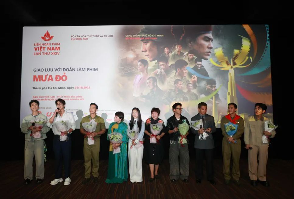 <i>Đoàn phim Mưa đỏ giao lưu với khán giả tại suất chiếu khai mạc LHP. Ảnh: DŨNG PHƯƠNG</i>