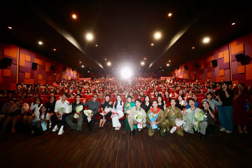 <i>Ê-kíp đoàn phim chụp ảnh lưu niệm với khán giả. Ảnh: DŨNG PHƯƠNG</i>