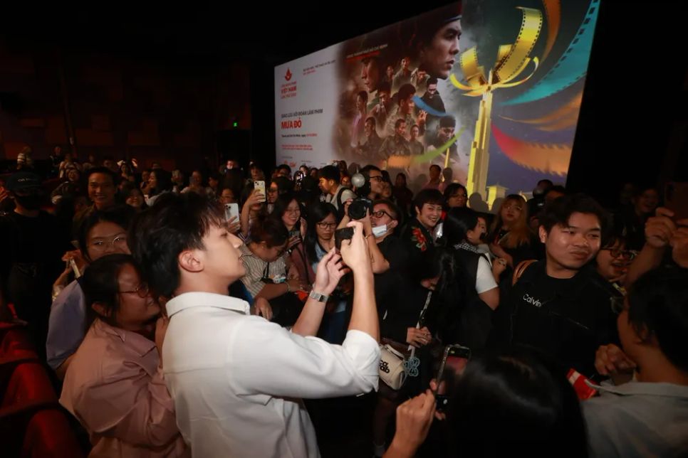 Khán giả hò reo không ngớt ủng hộ đoàn phim 