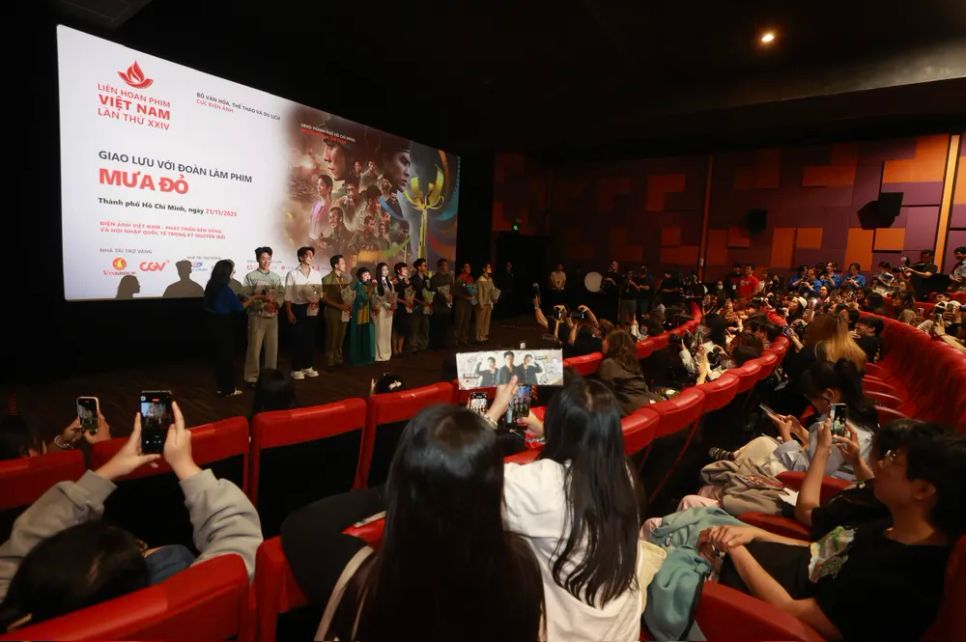 Khán giả hò reo không ngớt ủng hộ đoàn phim 