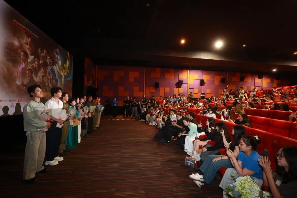 Khán giả hò reo không ngớt ủng hộ đoàn phim 