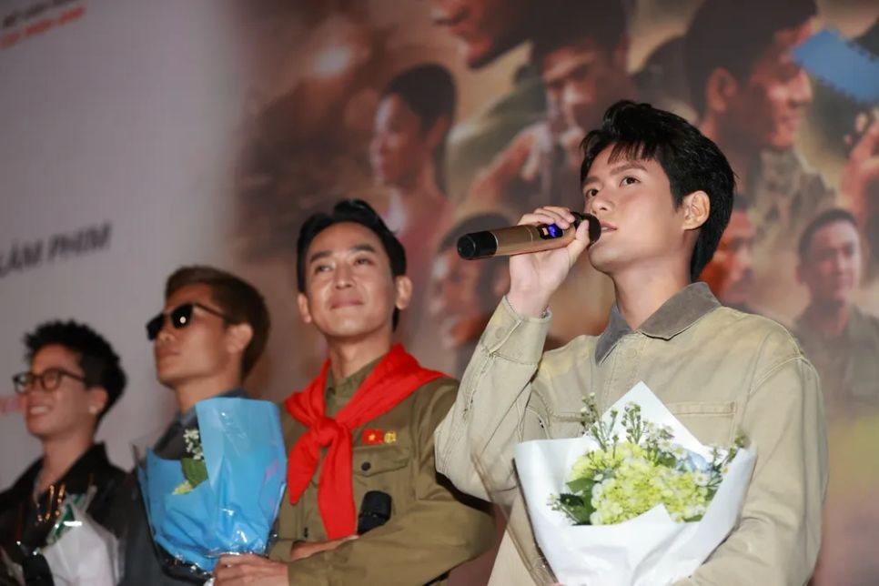 Khán giả hò reo không ngớt ủng hộ đoàn phim 