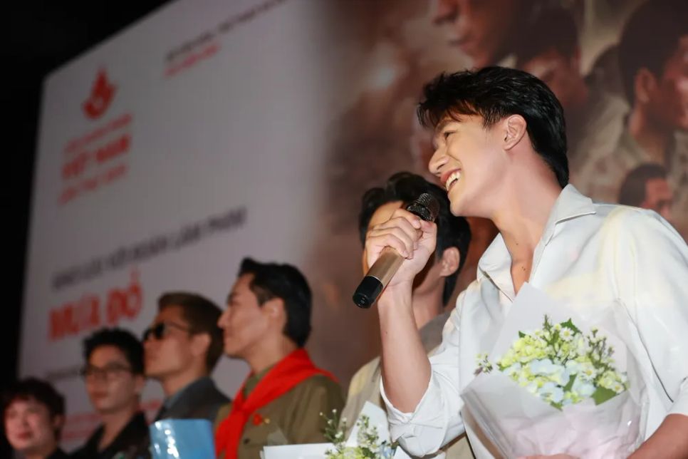 Khán giả hò reo không ngớt ủng hộ đoàn phim 