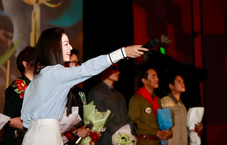 Khán giả hò reo không ngớt ủng hộ đoàn phim 