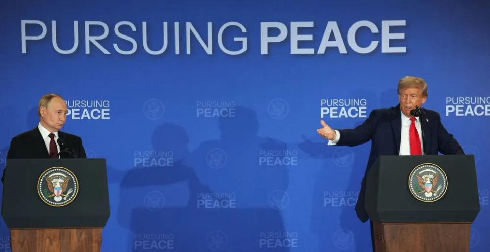 Tổng thống Mỹ Donald Trump (phải) và Tổng thống Nga Vladimir Putin tại cuộc họp báo ở Alaska, Mỹ ngày 15-8. Ảnh: THX/TTXVN