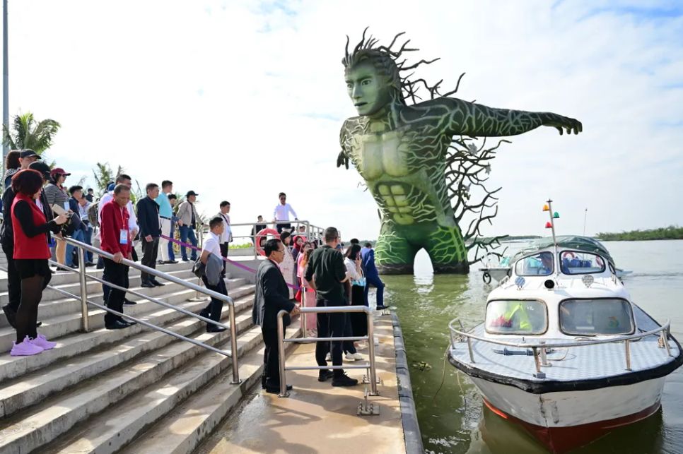 Bến tàu những ngày cuối tuần nhộn nhịp du khách khám phá rừng ngập mặn Đồi Rồng Bến tàu những ngày cuối tuần nhộn nhịp du khách khám phá rừng ngập mặn Đồi Rồng