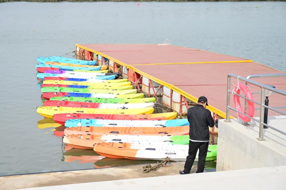 Hiện tại, du khách tham quan Đồi Rồng sẽ được sử dụng dịch vụ chèo thuyền miễn phí Hiện tại, du khách tham quan Đồi Rồng sẽ được sử dụng dịch vụ chèo thuyền miễn phí