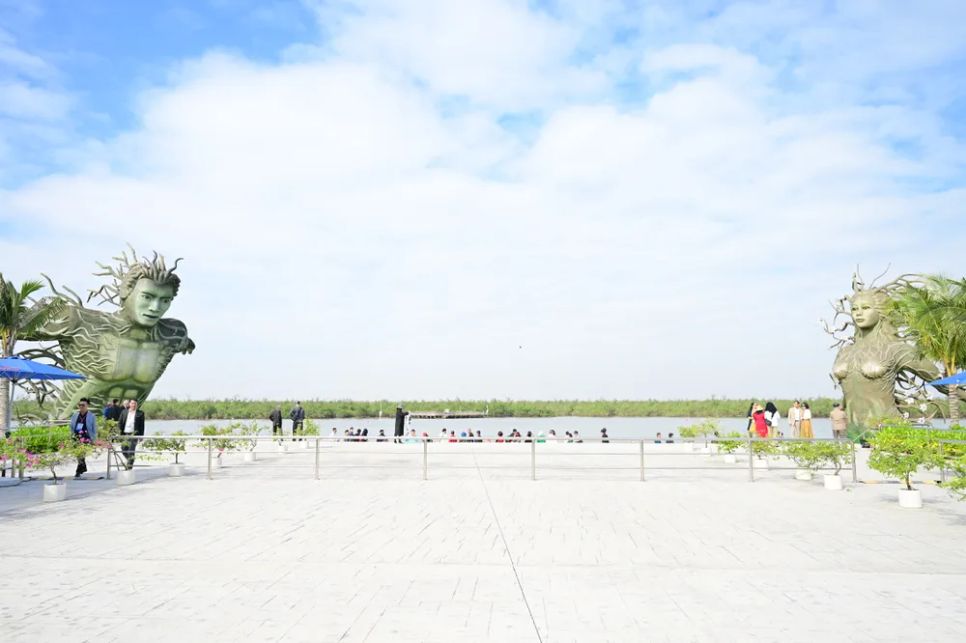 Khu vực bến tàu đưa du khách tham quan, khám phá rừng ngập mặn Đồi Rồng. Ảnh: ĐỖ TRUNG Khu vực bến tàu đưa du khách tham quan, khám phá rừng ngập mặn Đồi Rồng. Ảnh: ĐỖ TRUNG