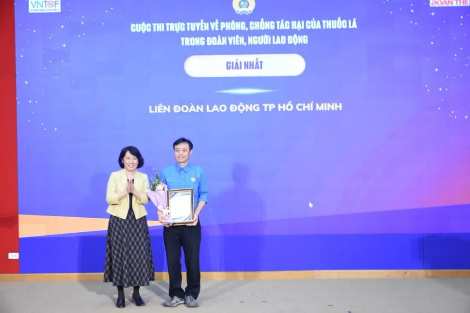 Ban tổ chức trao giải nhất tập thể cho đại diện LĐLĐ TPHCM