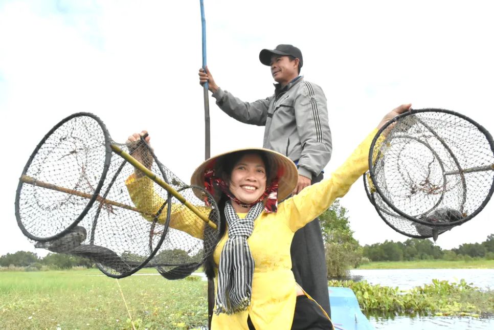 Rắn và cá lóc bắt được sau khi đặt lờ dọc kênh