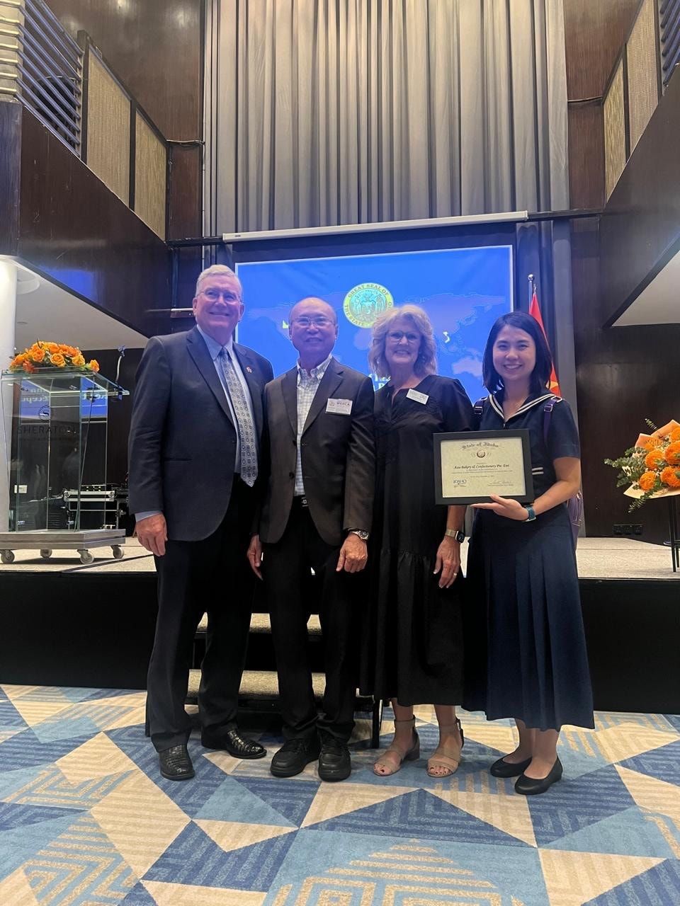Ông Kao Siêu Lực (thứ 2 từ trái qua) nhận bằng ghi nhận từ Tiểu bang Idaho (Mỹ)