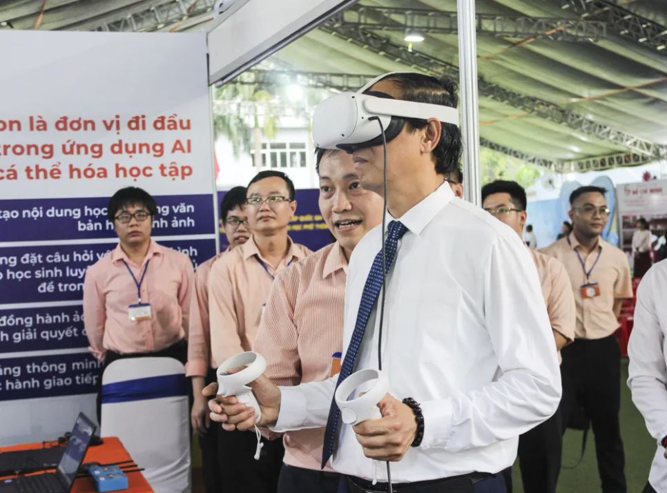 Thứ trưởng Bộ GD-ĐT Phạm Ngọc Thưởng tham gia trải nghiệm gian hàng của EMG Education