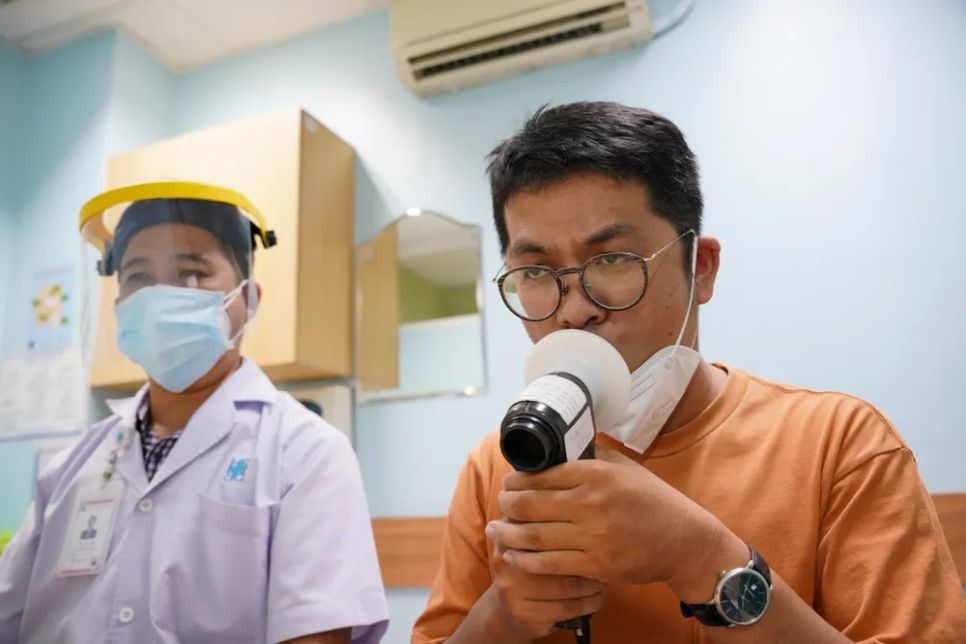 Nhân viên y tế đo hô hấp ký cho người bệnh