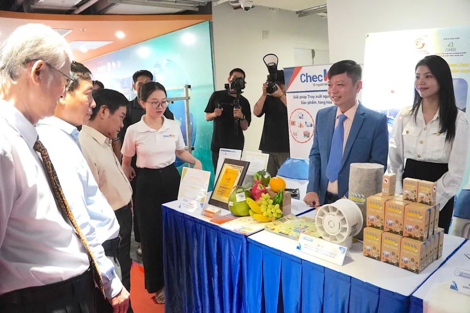 Các đại biểu tham quan dự án 