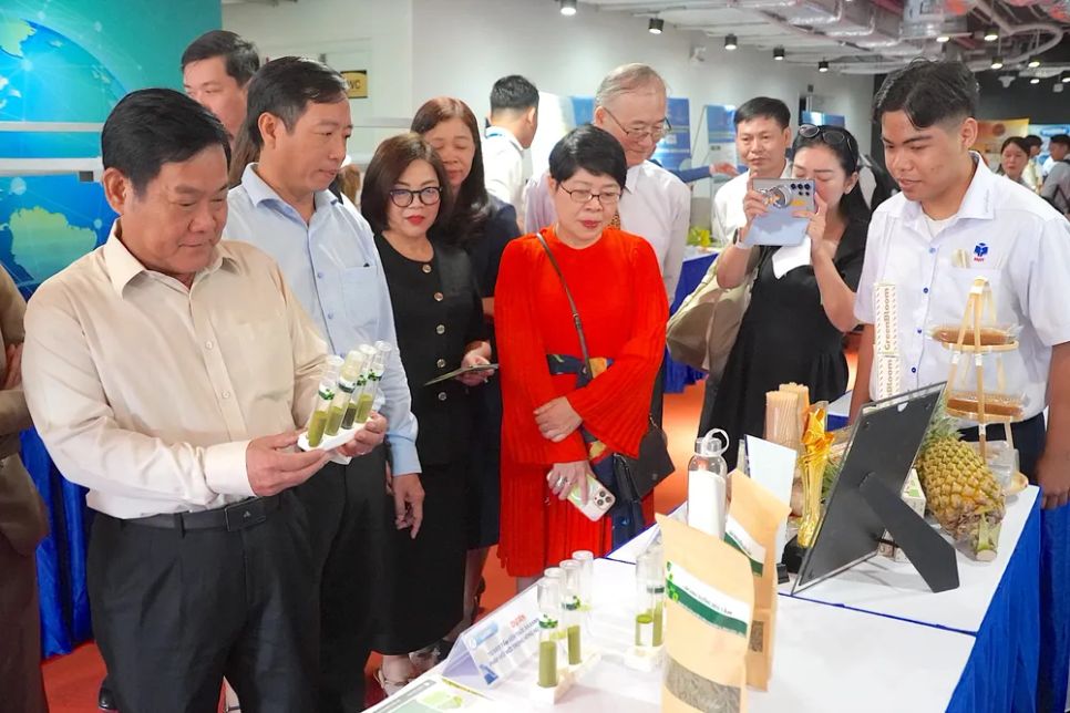 Các đại biểu tham quan sản phẩm của dự án 