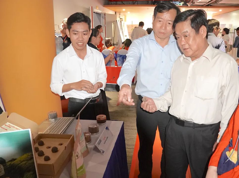 Đại biểu tham quan sản phẩm của dự án 