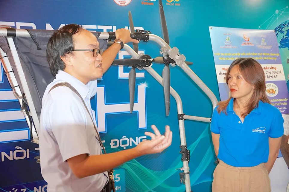 Đại diện nhóm tác giả giới thiệu dự án 