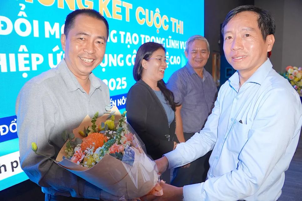 Phó trưởng Ban Quản lý Khu Nông nghiệp công nghệ cao TPHCM Nguyễn Thanh Hiền (ngoài cùng bên phải), Trưởng ban giám khảo cuộc thi tặng hoa cho các đơn vị đồng hành. Ảnh: QUANG HUY