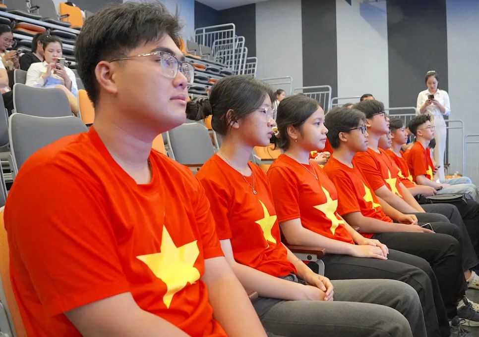 Thành viên các đội tuyển tại vòng chung kết. Ảnh: QUANG HUY