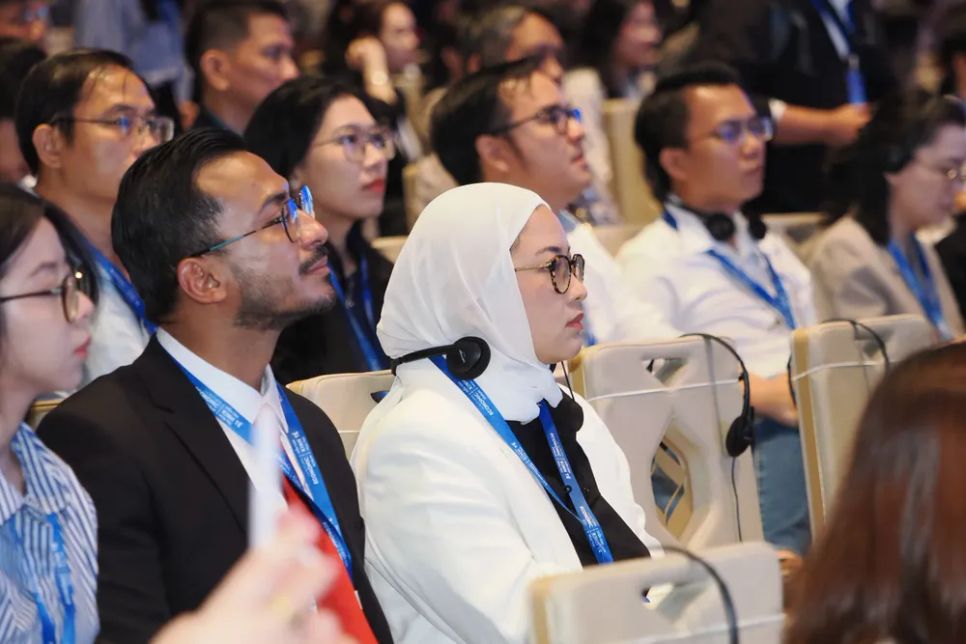 Hơn 500 bạn trẻ, doanh nghiệp... tham dự talkshow mở màn Diễn đàn Kinh tế mùa thu 2025. Ảnh: HOÀNG HÙNG