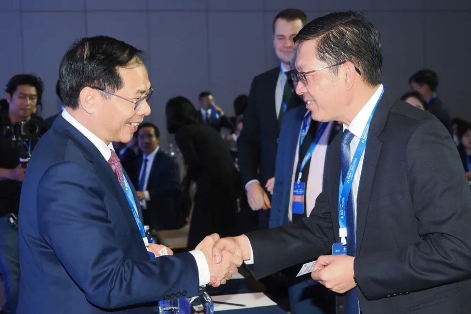 Phó Thủ tướng Bùi Thanh Sơn trao đổi với các đại biểu dự talkshow “Thế hệ thông minh đương thời - Intelligent Generation NOW”. Ảnh: HOÀNG HÙNG