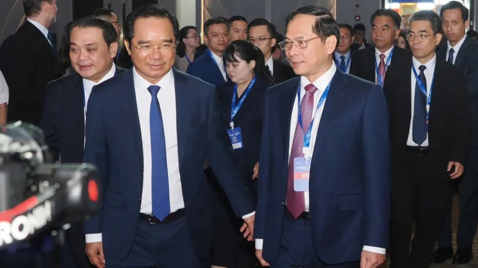 Phó Thủ tướng Bùi Thanh Sơn và Chủ tịch UBND TPHCM Nguyễn Văn Được dự talkshow mở màn Diễn đàn Kinh tế mùa thu 2025, sáng 25-11. Ảnh: HOÀNG HÙNG