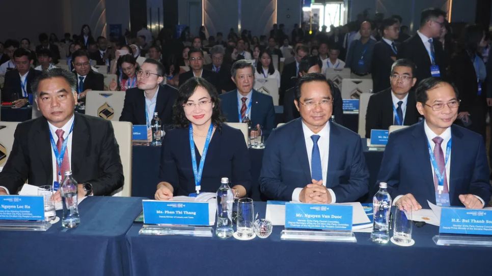 Từ phải sang: Phó Thủ tướng Bùi Thanh Sơn, Chủ tịch UBND TPHCM Nguyễn Văn Được, Thứ trưởng Bộ Công thương Phan Thị Thắng, Phó Chủ tịch UBND TPHCM Nguyễn Lộc Hà dự talkshow. Ảnh: HOÀNG HÙNG