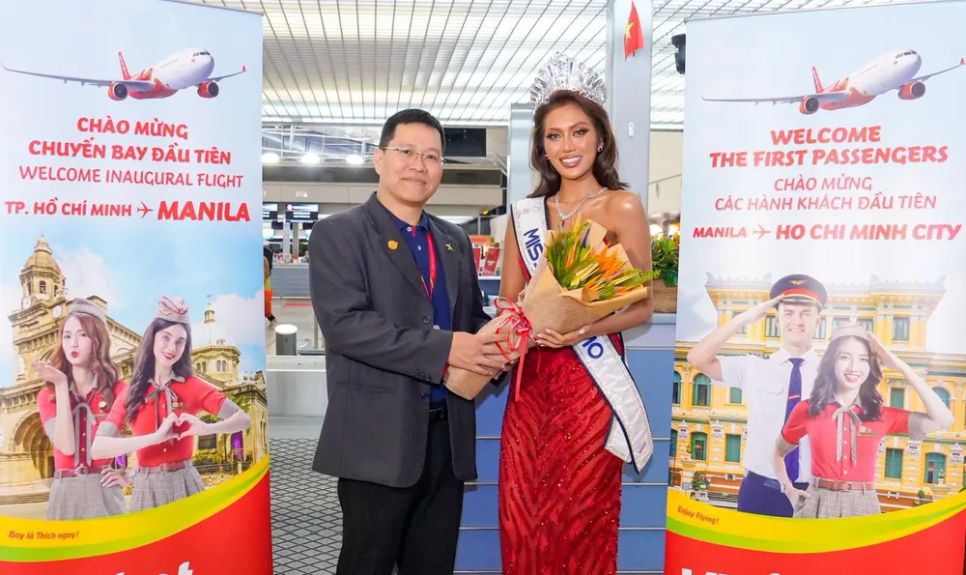 Hoa hậu Miss Cosmo 2024 Ketut Permata Juliastrid Sari cùng Vietjet chào đón hành khách trên chuyến bay khai trương.