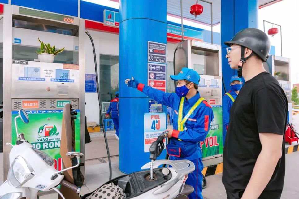 Khách đổ xăng sinh học E10 tại cửa hàng PVOIL Hà Nội Khách đổ xăng sinh học E10 tại cửa hàng PVOIL Hà Nội