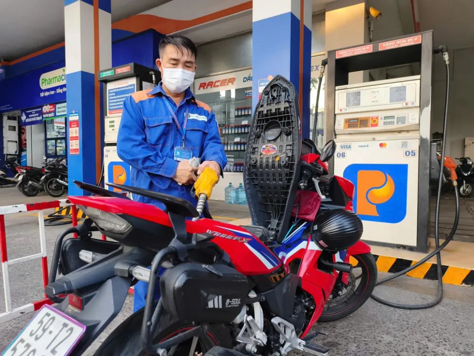 Người dân đổ xăng E10 tại cửa hàng xăng Petrolimex trên đường Nguyễn Thị Minh Khai, phường Xuân Hoà, TPHCM chiều 24-11-2025. Ảnh: HOÀNG HÙNG Người dân đổ xăng E10 tại cửa hàng xăng Petrolimex trên đường Nguyễn Thị Minh Khai, phường Xuân Hoà, TPHCM chiều 24-11-2025. Ảnh: HOÀNG HÙNG