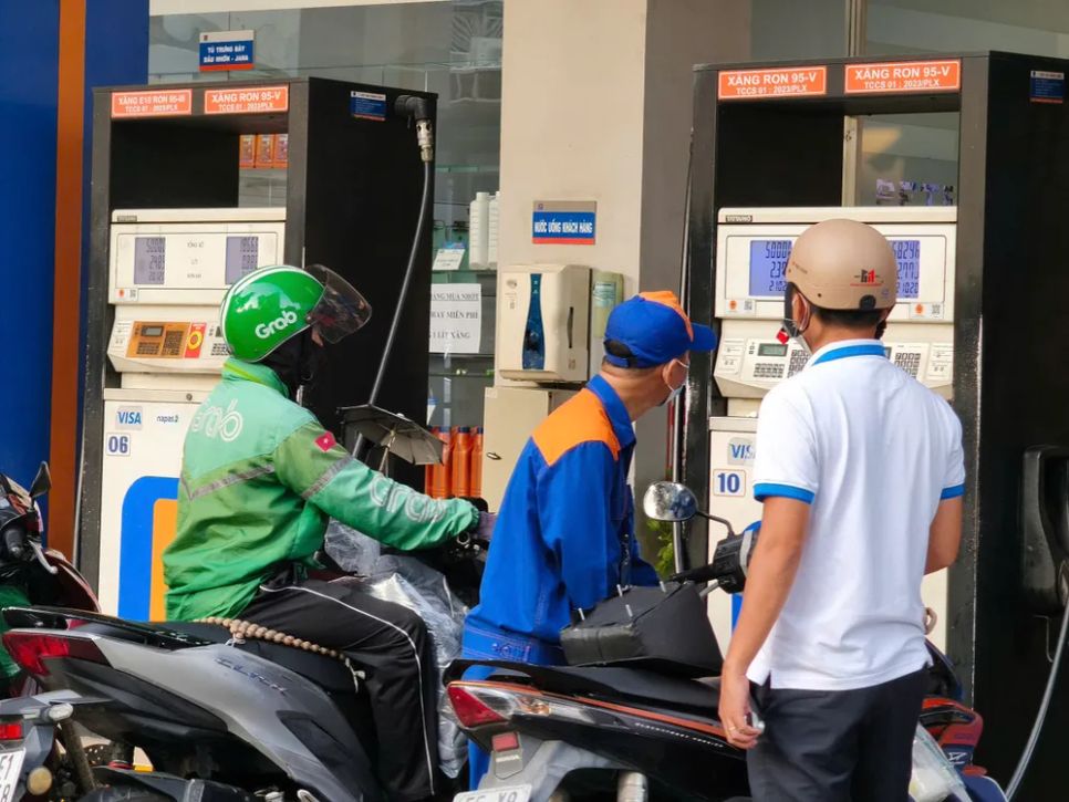 Người dân đổ xăng E10 tại cửa hàng xăng Petrolimex trên đường Nguyễn Thị Minh Khai, phường Xuân Hoà, TPHCM chiều 24-11-2025. Ảnh: HOÀNG HÙNG Người dân đổ xăng E10 tại cửa hàng xăng Petrolimex trên đường Nguyễn Thị Minh Khai, phường Xuân Hoà, TPHCM chiều 24-11-2025. Ảnh: HOÀNG HÙNG