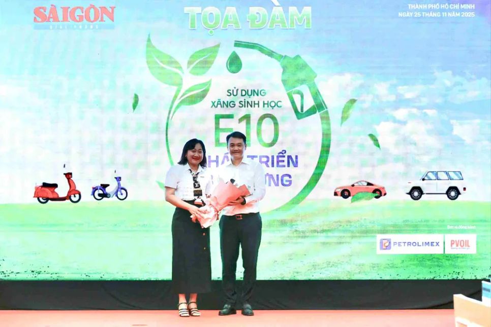 Phó Tổng Biên tập Báo SGGP Bùi Thị Hồng Sương tặng hoa cảm ơn ông Lê Trung Hưng, Phó Tổng Giám đốc PVOIL, đại diện đơn vị tài trợ chương trình. Ảnh: DŨNG PHƯƠNG Phó Tổng Biên tập Báo SGGP Bùi Thị Hồng Sương tặng hoa cảm ơn ông Lê Trung Hưng, Phó Tổng Giám đốc PVOIL, đại diện đơn vị tài trợ chương trình. Ảnh: DŨNG PHƯƠNG