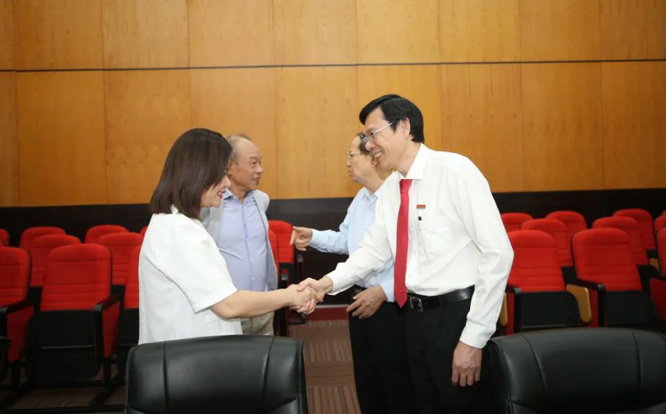 Phó Tổng Biên tập Phạm Trường trao đổi với các khách mời. Ảnh: DŨNG PHƯƠNG Phó Tổng Biên tập Phạm Trường trao đổi với các khách mời. Ảnh: DŨNG PHƯƠNG