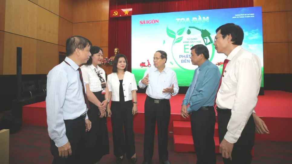 Quyền Tổng Biên tập Báo SGGP Nguyễn Khắc Văn trao đổi với các đại biểu tại tọa đàm. Ảnh: DŨNG PHƯƠNG Quyền Tổng Biên tập Báo SGGP Nguyễn Khắc Văn trao đổi với các đại biểu tại tọa đàm. Ảnh: DŨNG PHƯƠNG