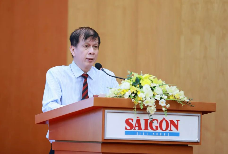 Quyền Tổng Biên tập Nguyễn Khắc Văn phát biểu đề dẫn. Ảnh: DŨNG PHƯƠNG Quyền Tổng Biên tập Nguyễn Khắc Văn phát biểu đề dẫn. Ảnh: DŨNG PHƯƠNG