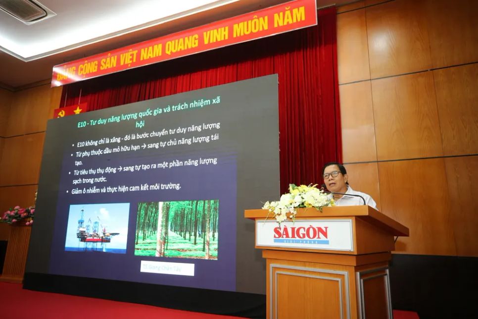 TS Giang Chấn Tây phát biểu tại tọa đàm TS Giang Chấn Tây phát biểu tại tọa đàm