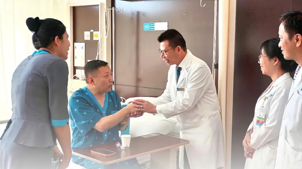 Các bác sĩ thăm khám, động viên bệnh nhân