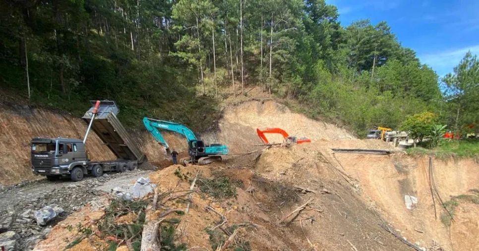 Nổ mìn phá đá để đẩy nhanh tiến độ sớm thông tuyến Quốc lộ 27C