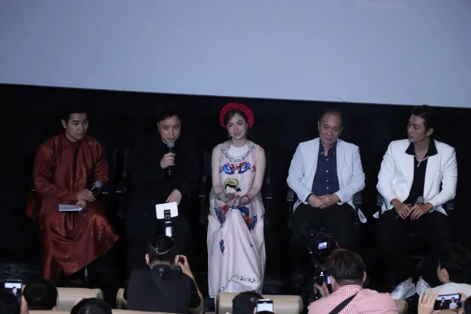 <i>Ê-kíp Thám tử Kiên: Lời nguyền hoàng kim tại buổi gặp gỡ báo chí công bố dự án</i> <i>Ê-kíp Thám tử Kiên: Lời nguyền hoàng kim tại buổi gặp gỡ báo chí công bố dự án</i>