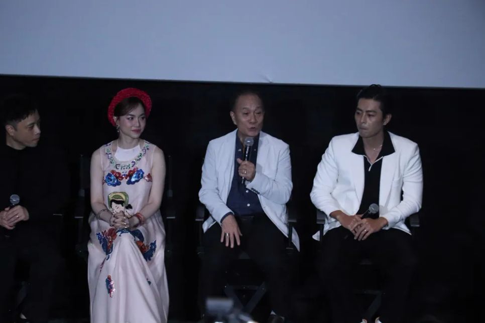 <i>Tiểu thuyết Phùng gia truyện của tác giả Hồng Thái (ngồi giữa) được lấy cảm hứng cho bộ phim</i> <i>Tiểu thuyết Phùng gia truyện của tác giả Hồng Thái (ngồi giữa) được lấy cảm hứng cho bộ phim</i>