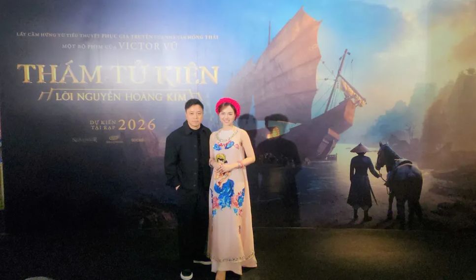 <i>Vợ chồng đạo diễn Victor Vũ và nhà sản xuất Đinh Ngọc Diệp công bố poster đầu tiên của phim</i> <i>Vợ chồng đạo diễn Victor Vũ và nhà sản xuất Đinh Ngọc Diệp công bố poster đầu tiên của phim</i>