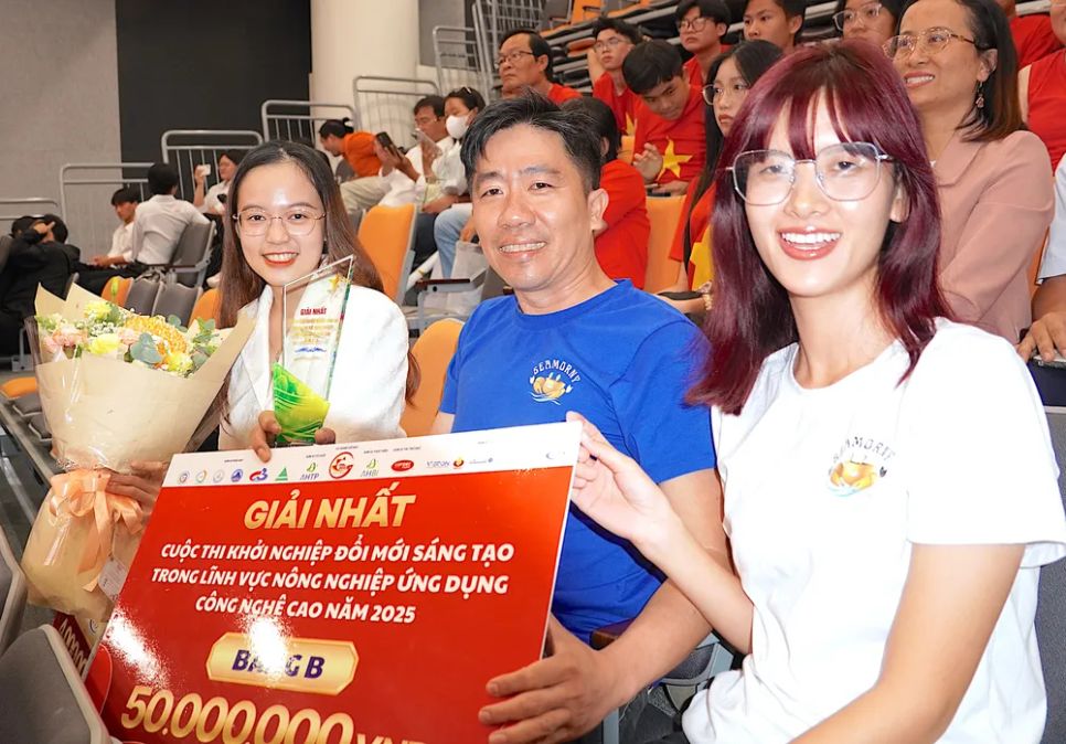 Nhóm tác giả dự án (khối doanh nghiệp) đoạt giải nhất tại cuộc thi “Khởi nghiệp đổi mới sáng tạo trong lĩnh vực nông nghiệp ứng dụng công nghệ cao năm 2025”. Ảnh: QUANG HUY