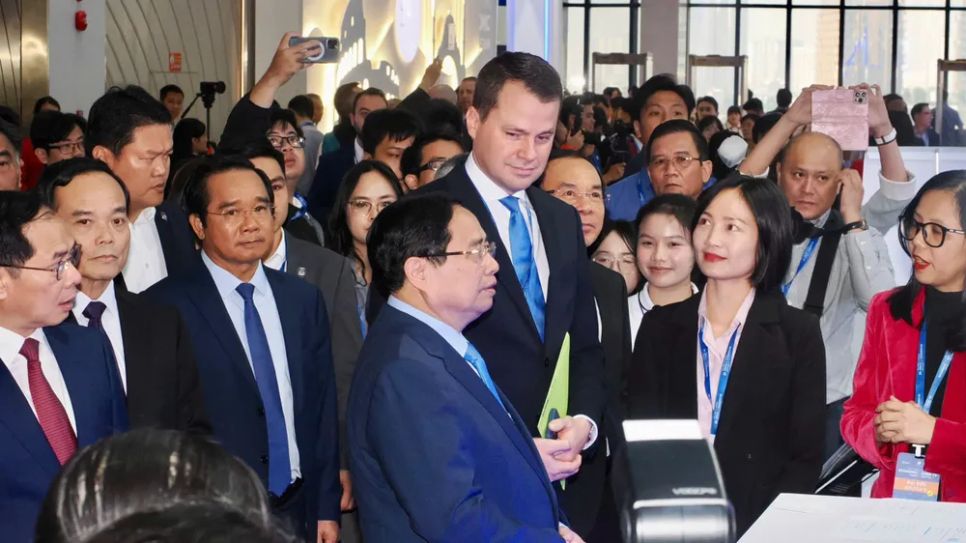 Thủ tướng Phạm Minh Chính tham quan các gian hàng trước phiên khai mạc Diễn đàn. Ảnh: HOÀNG HÙNG Thủ tướng Phạm Minh Chính tham quan các gian hàng trước phiên khai mạc Diễn đàn. Ảnh: HOÀNG HÙNG