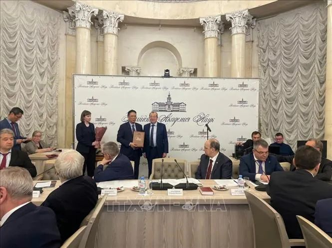 Giáo sư, Viện sĩ Châu Văn Minh đã trân trọng đón nhận danh hiệu cao quý từ Giáo sư, Viện sĩ Gennedy Kraniskov, Chủ tịch Viện Hàn lâm Khoa học Nga, Anh hùng Lao động Nga. ẢNh: TTXVN