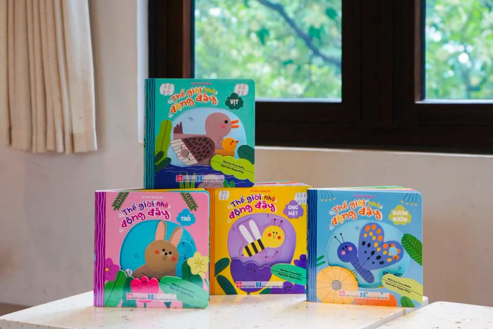 Bộ sách gồm 4 cuốn, tương ứng với 4 chủ đề về các loài vật nhỏ bé, gần gũi với các em nhỏ Bộ sách gồm 4 cuốn, tương ứng với 4 chủ đề về các loài vật nhỏ bé, gần gũi với các em nhỏ