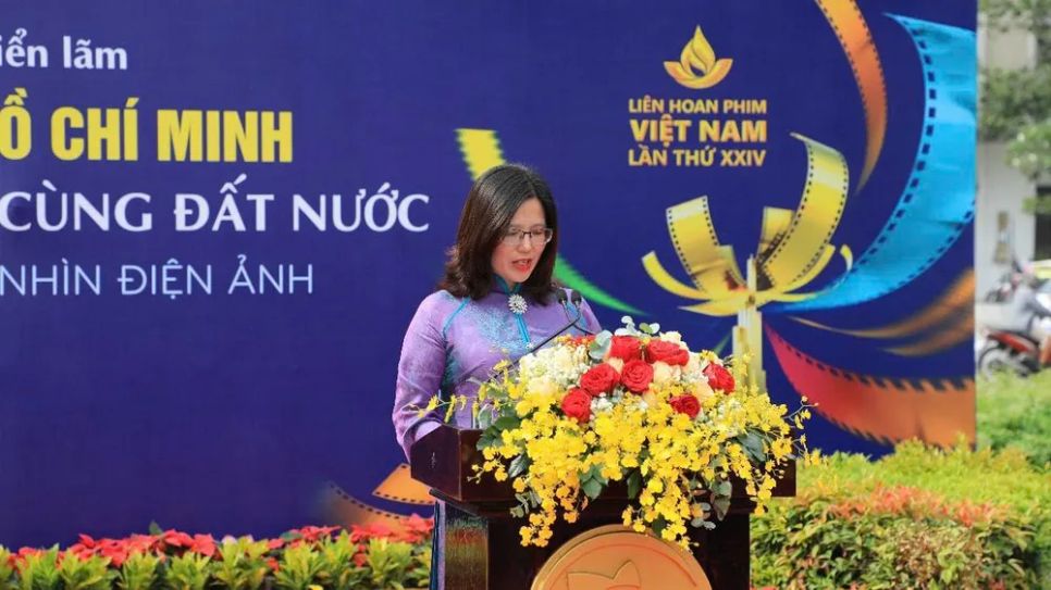 Bà Lê Thị Hà, Viện trưởng Viện Phim Việt Nam phát biểu khai mạc triển lãm. Ảnh: HẢI QUỲNH Bà Lê Thị Hà, Viện trưởng Viện Phim Việt Nam phát biểu khai mạc triển lãm. Ảnh: HẢI QUỲNH