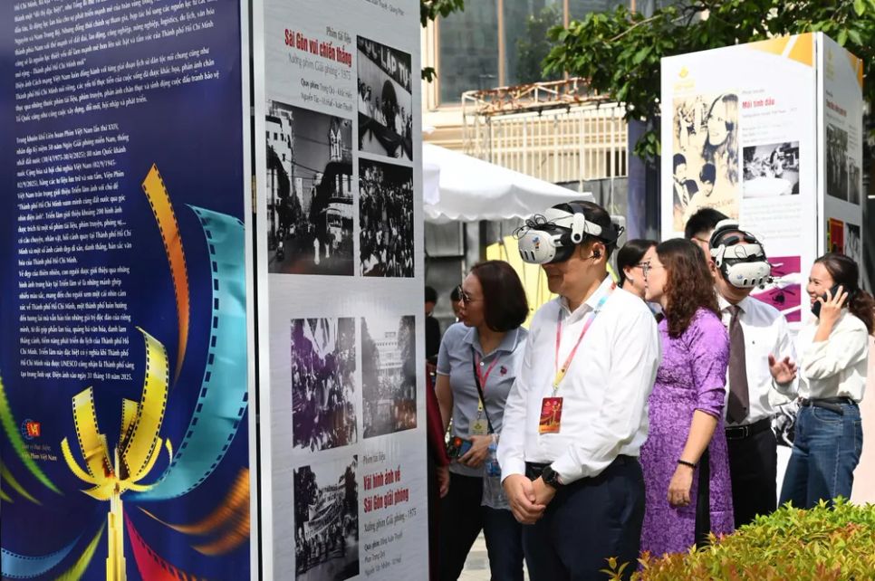 Các đại biểu thử nghiệm phương tiện thực tế ảo tăng cường tại triển lãm. Ảnh: DŨNG PHƯƠNG Các đại biểu thử nghiệm phương tiện thực tế ảo tăng cường tại triển lãm. Ảnh: DŨNG PHƯƠNG