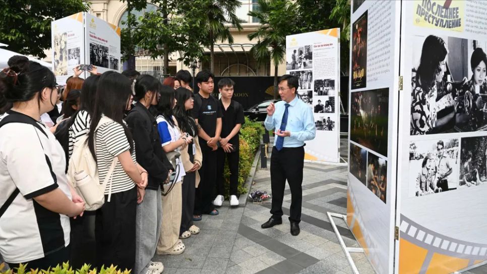 Đông đảo khách tham quan đến với Triển lãm “Thành phố Hồ Chí Minh vươn mình cùng đất nước qua góc nhìn điện ảnh”. Ảnh: DŨNG PHƯƠNG Đông đảo khách tham quan đến với Triển lãm “Thành phố Hồ Chí Minh vươn mình cùng đất nước qua góc nhìn điện ảnh”. Ảnh: DŨNG PHƯƠNG