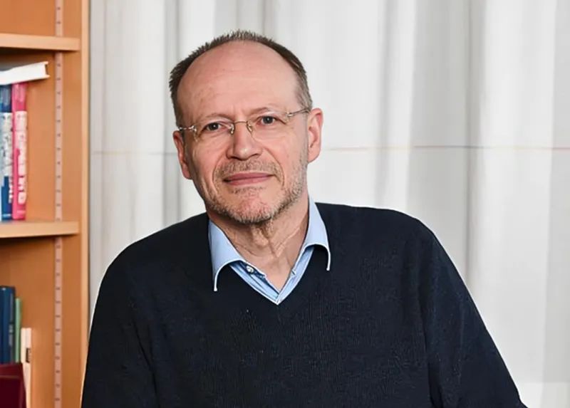 GS. Kurt Kremer, chuyên gia tiên phong trong nghiên cứu mô phỏng tính toán vật liệu mềm, đánh giá cao sự đa dạng trong các nội dung thảo luận tại VinFuture. GS. Kurt Kremer, chuyên gia tiên phong trong nghiên cứu mô phỏng tính toán vật liệu mềm, đánh giá cao sự đa dạng trong các nội dung thảo luận tại VinFuture.